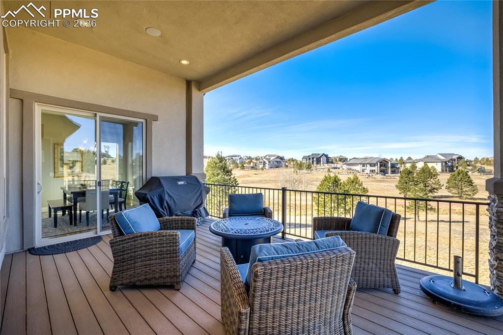 Image 16 of 50: Deck