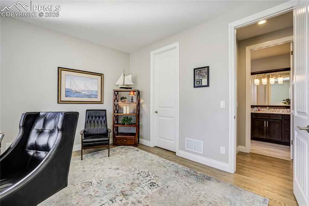 Image 24 of 50: Bedroom