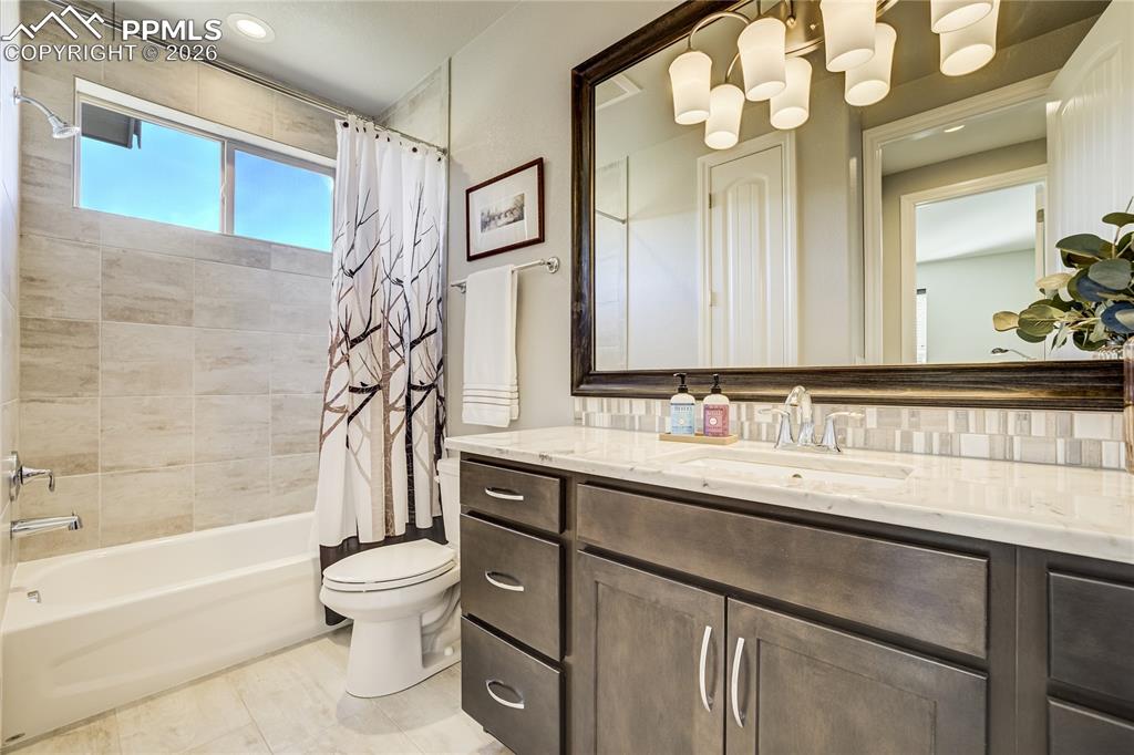 Image 25 of 50: Bathroom