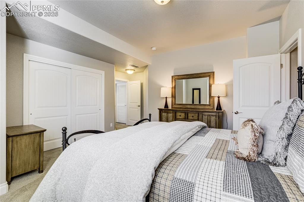 Image 34 of 50: Bedroom