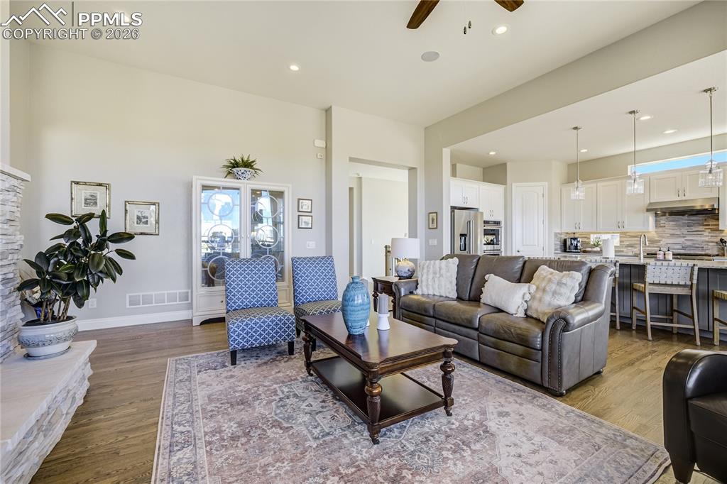 Image 7 of 50: Great Room