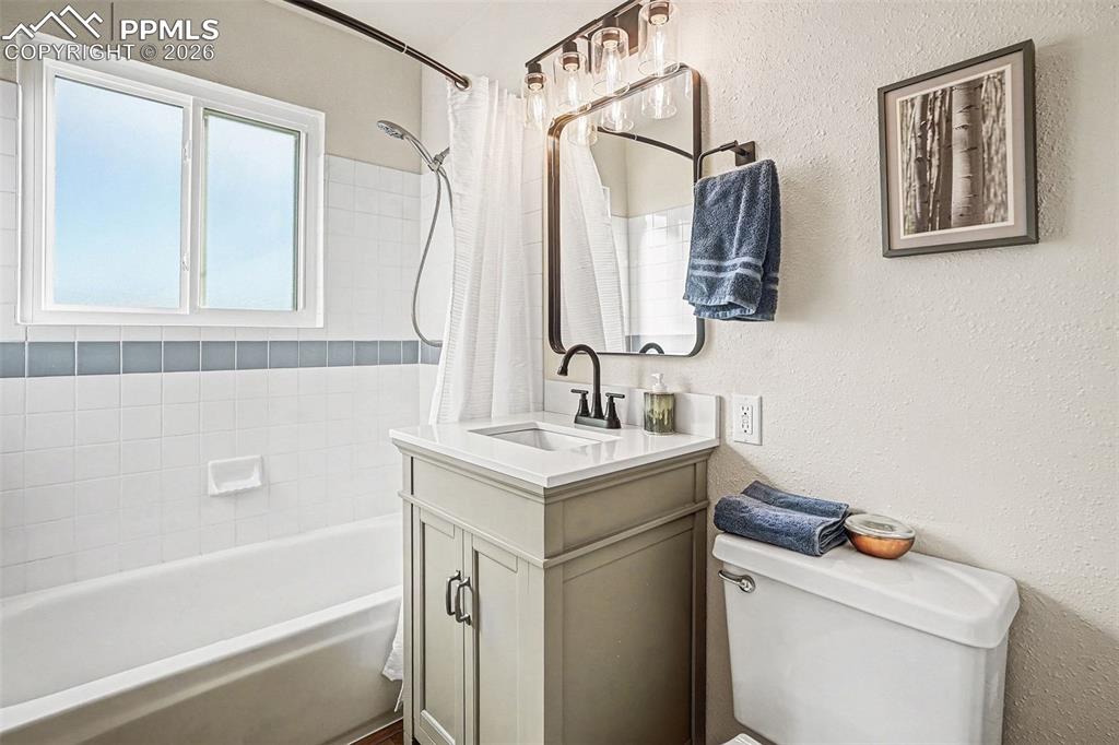 Image 13 of 31: Bathroom