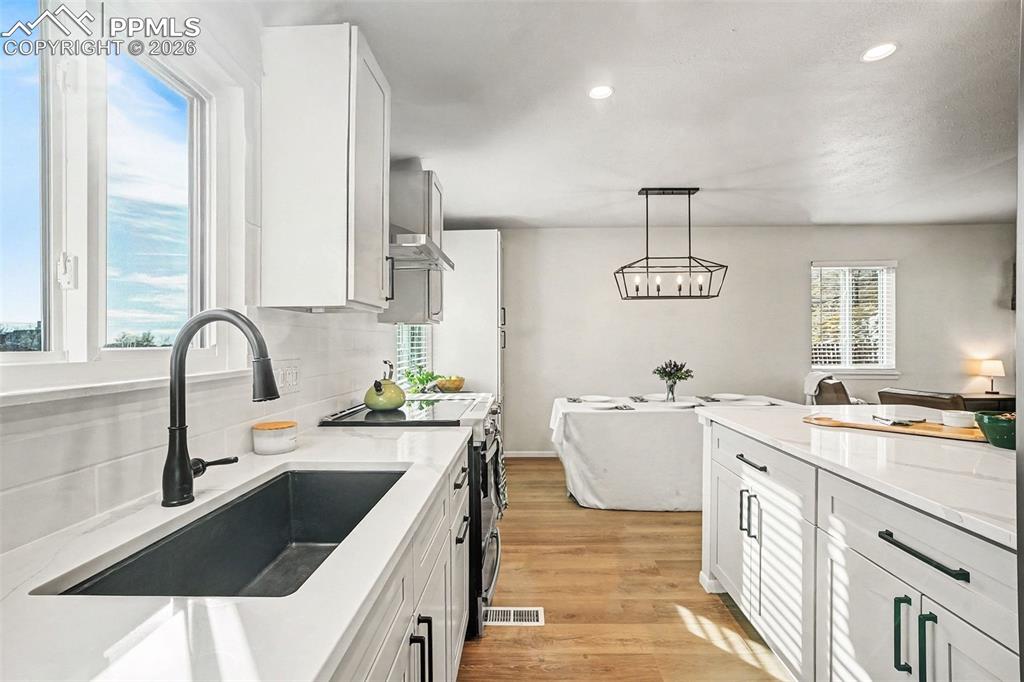 Image 2 of 31: Kitchen