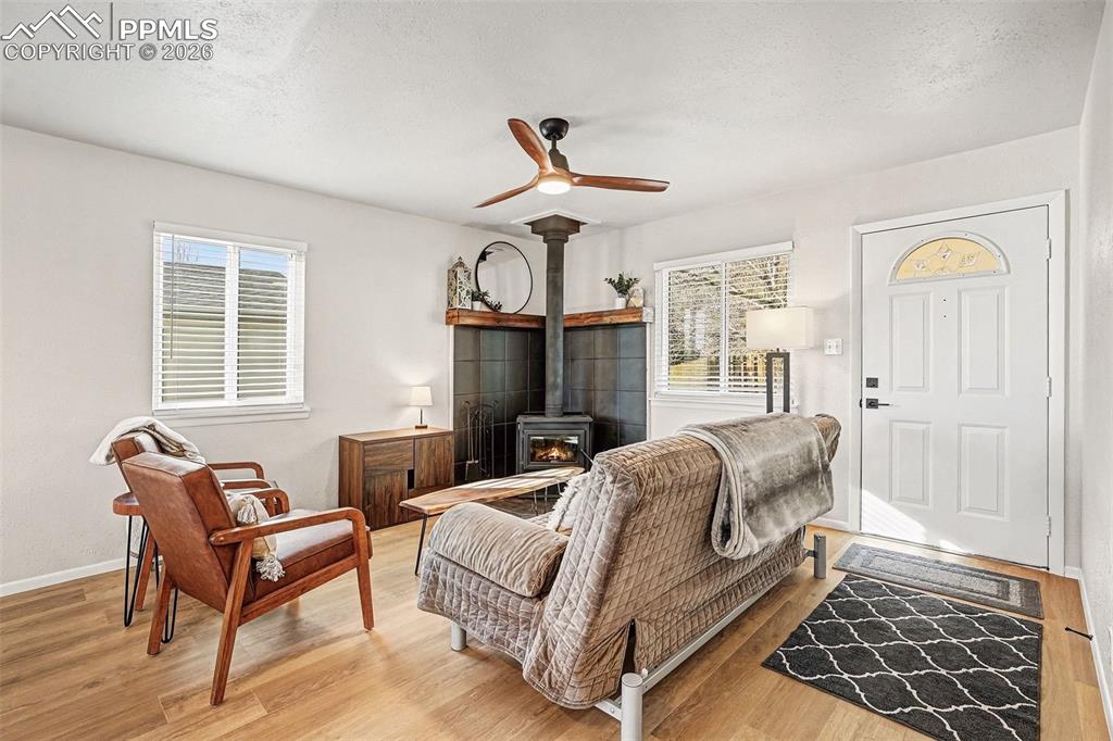 Image 7 of 31: Living Room