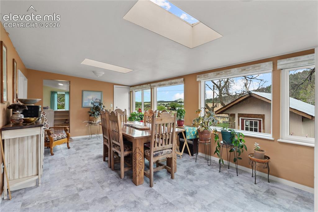 Image 10 of 25: Dining Area