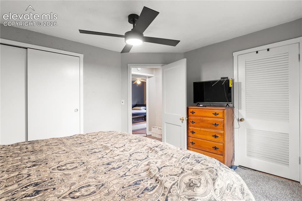 Image 14 of 25: Bedroom