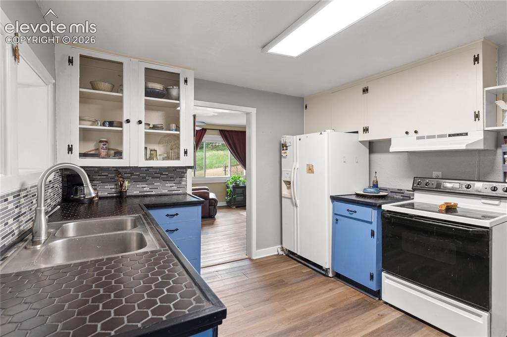 Image 2 of 25: Kitchen
