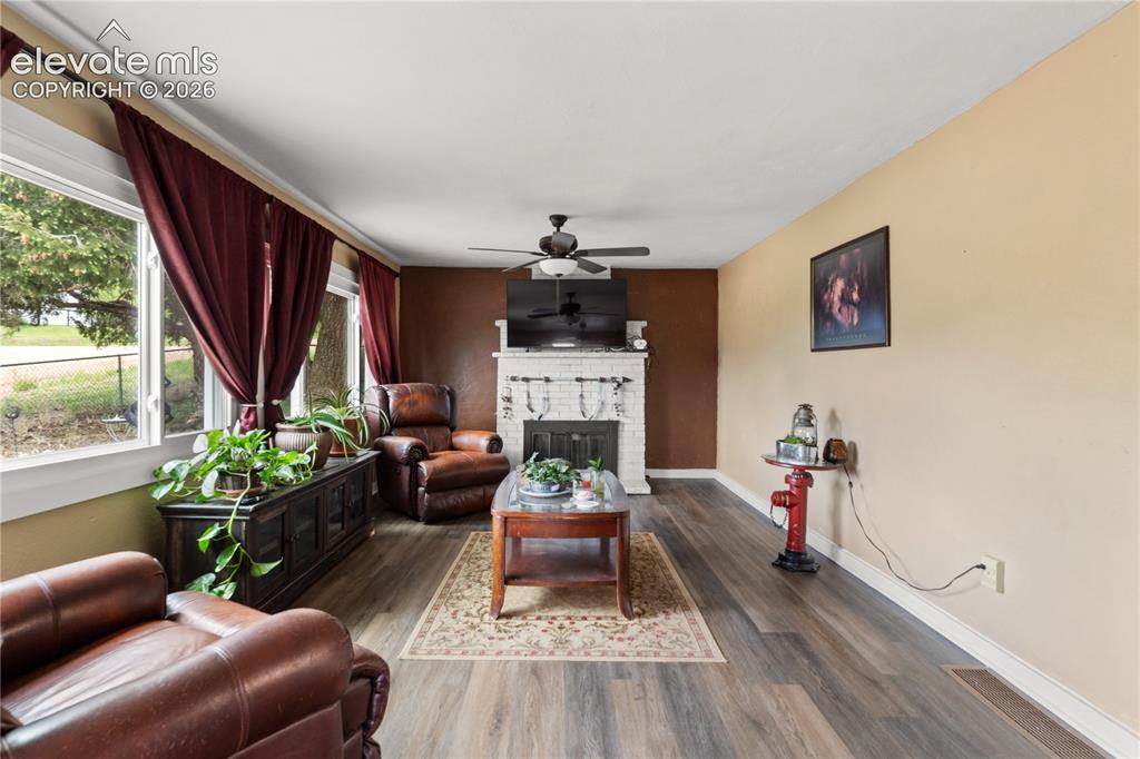 Image 6 of 25: Living Room