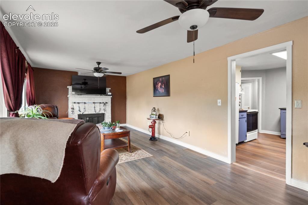 Image 7 of 25: Living Room
