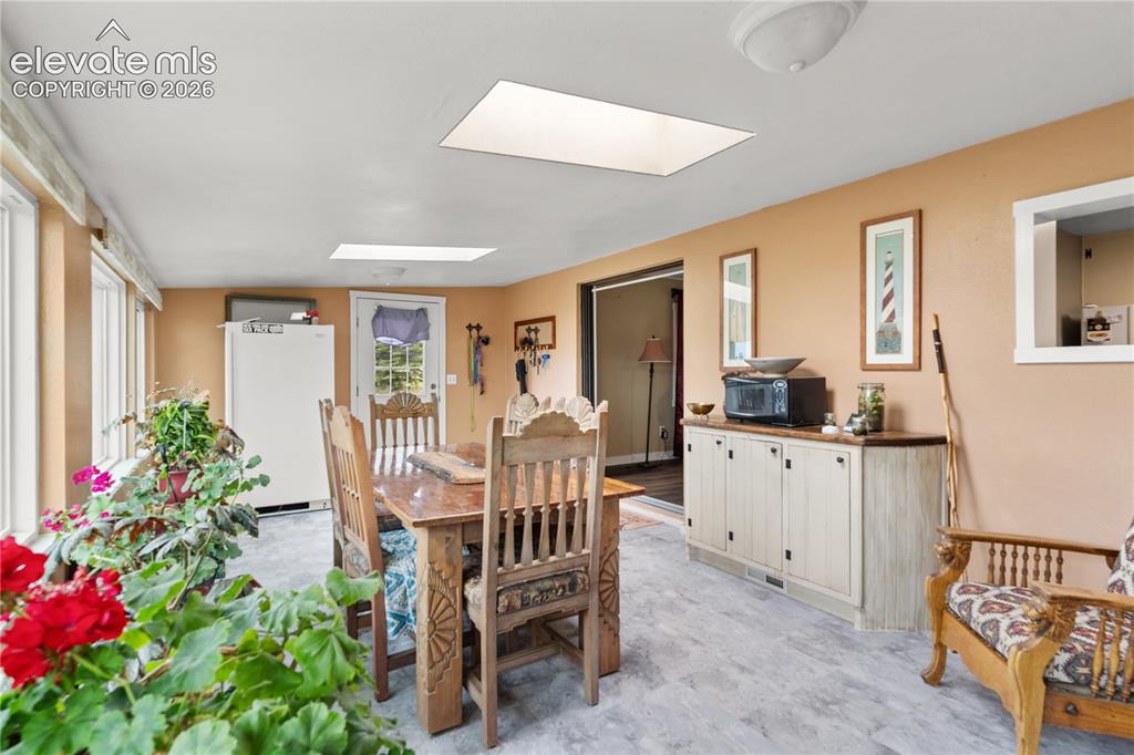 Image 8 of 25: Dining Area