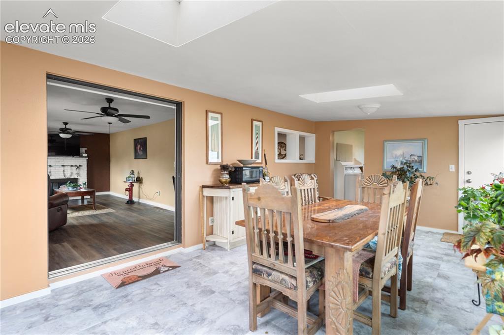 Image 9 of 25: Dining Area