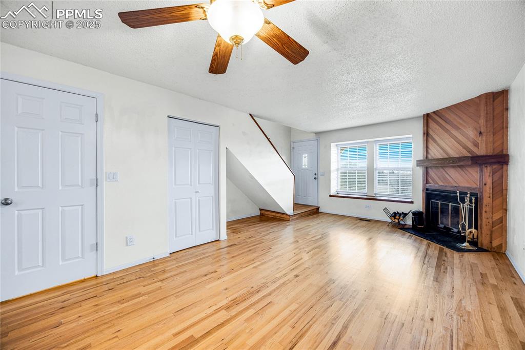 Image 11 of 30: Living Room