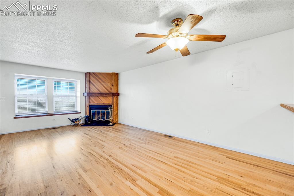 Image 12 of 30: Living Room