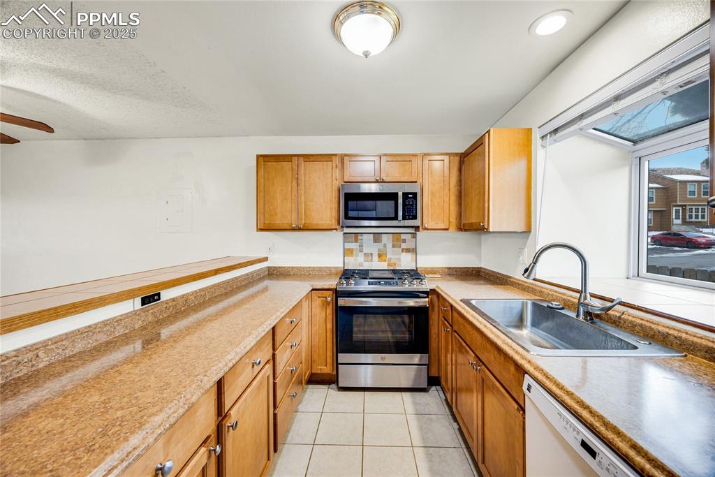 Image 13 of 30: Kitchen