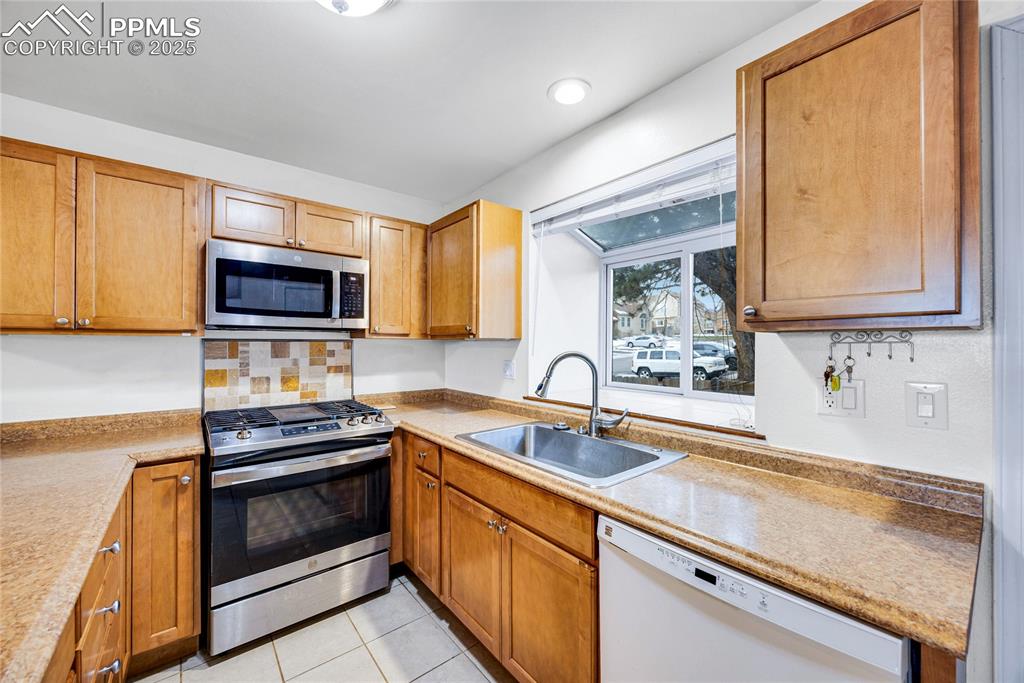 Image 15 of 30: Kitchen