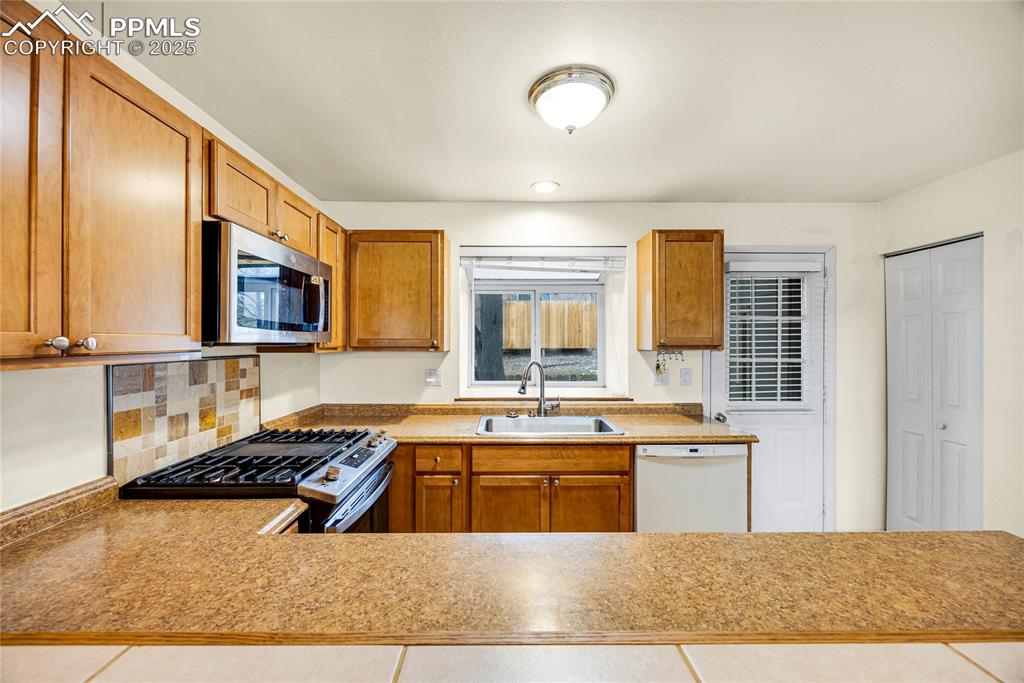 Image 17 of 30: Kitchen