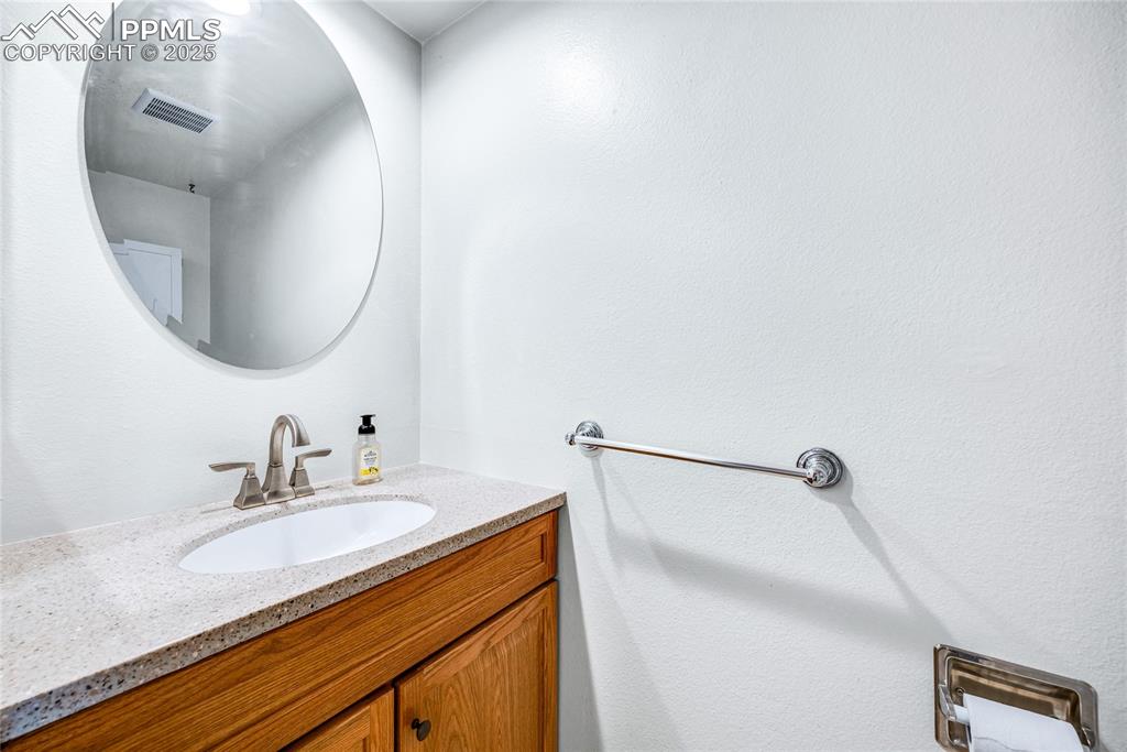 Image 18 of 30: Bathroom