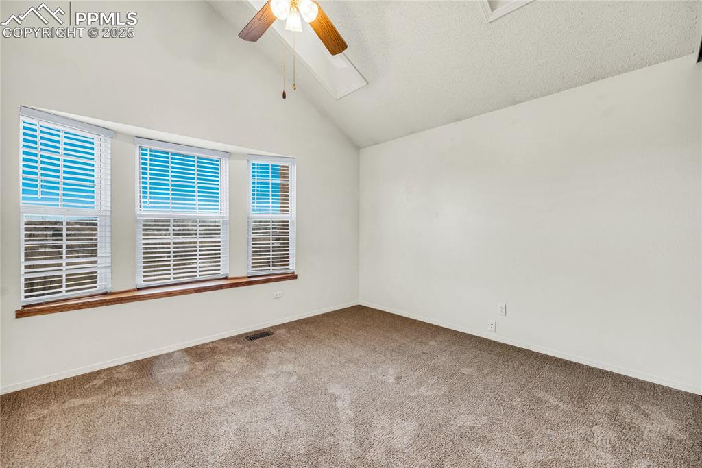 Image 23 of 30: Bedroom