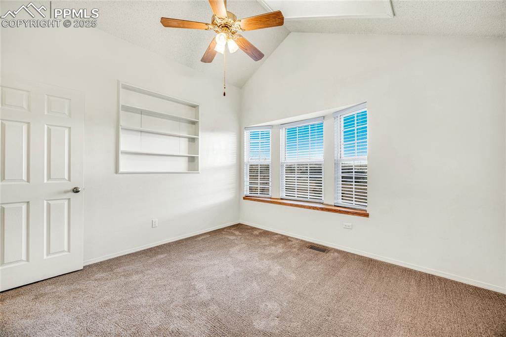 Image 25 of 30: Bedroom