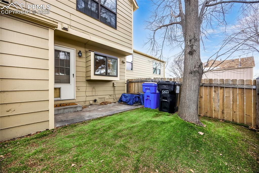 Image 27 of 30: Yard