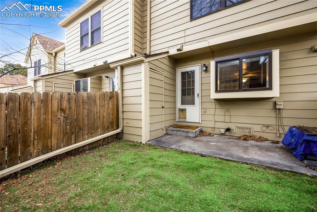 Image 28 of 30: Yard