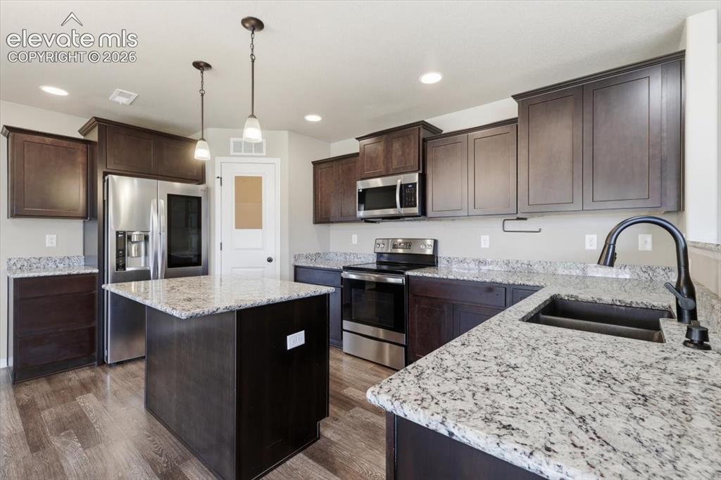 Image 16 of 46: Kitchen
