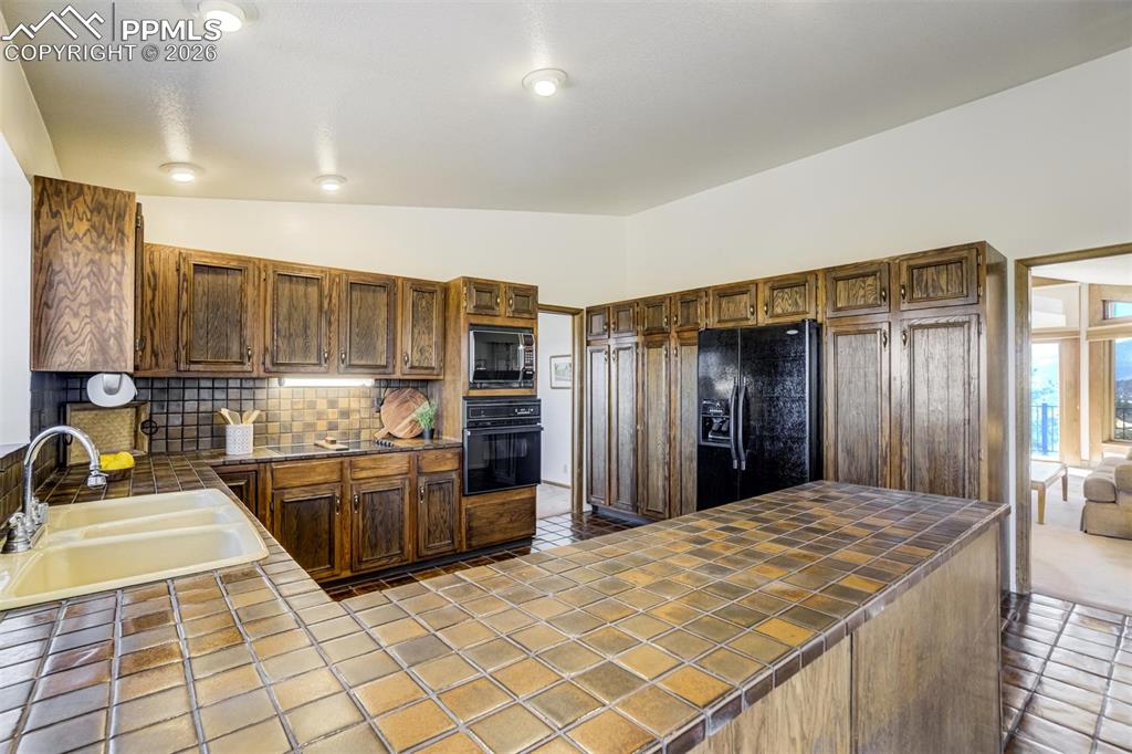 Image 11 of 45: Kitchen