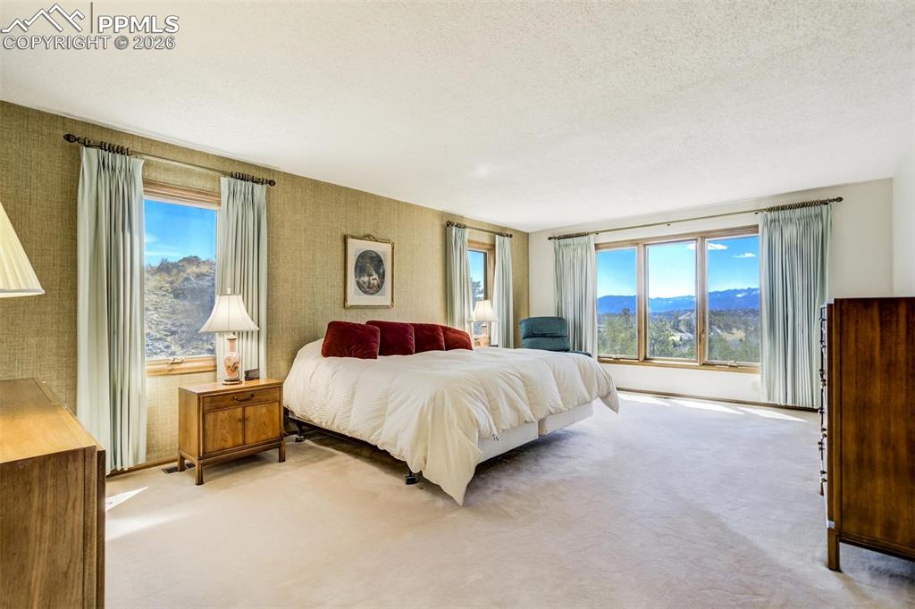 Image 14 of 45: Bedroom