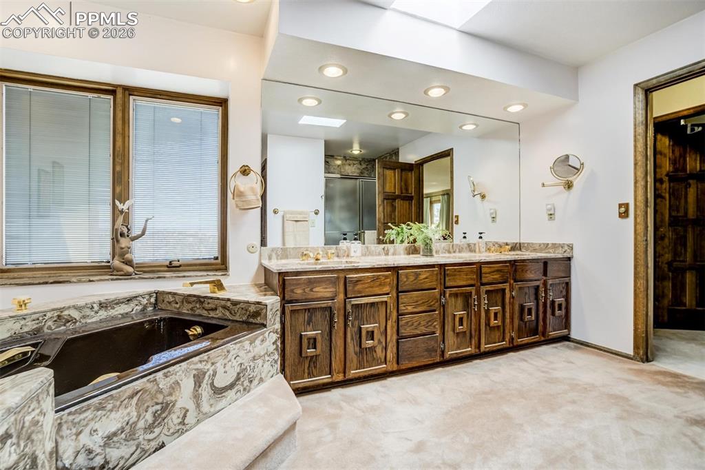 Image 17 of 45: Bathroom