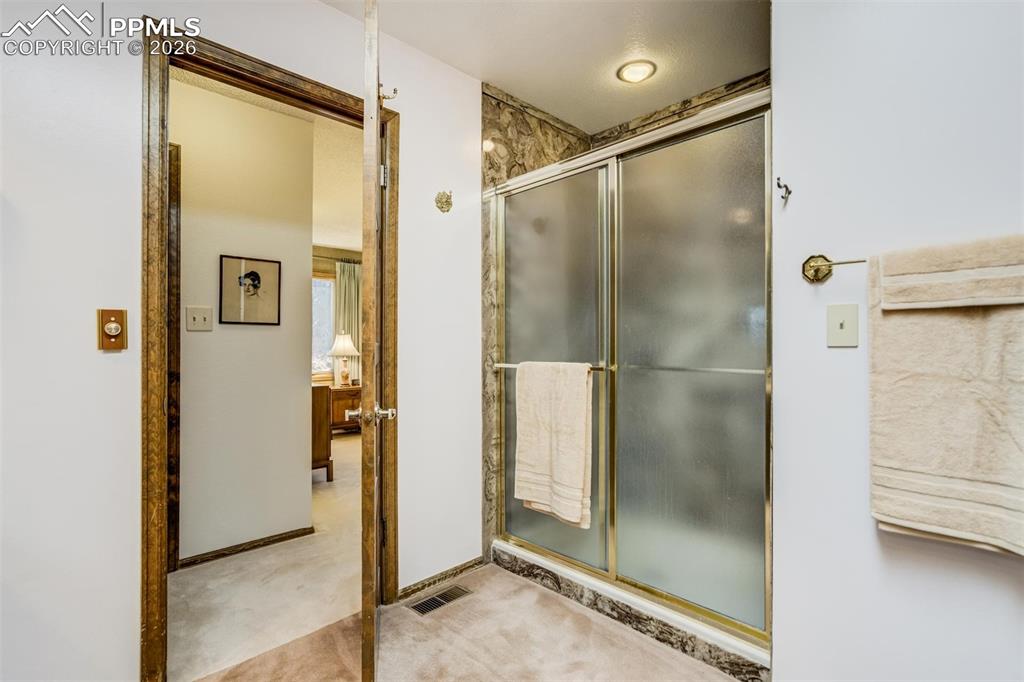 Image 18 of 45: Bathroom