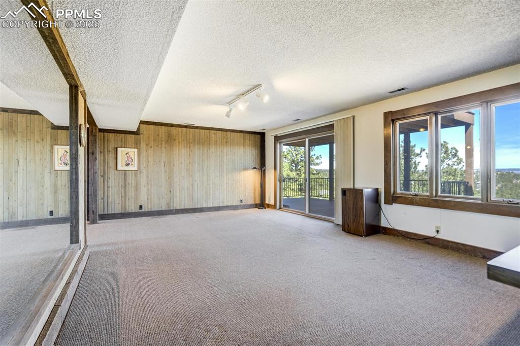 Image 27 of 45: Recreation Room