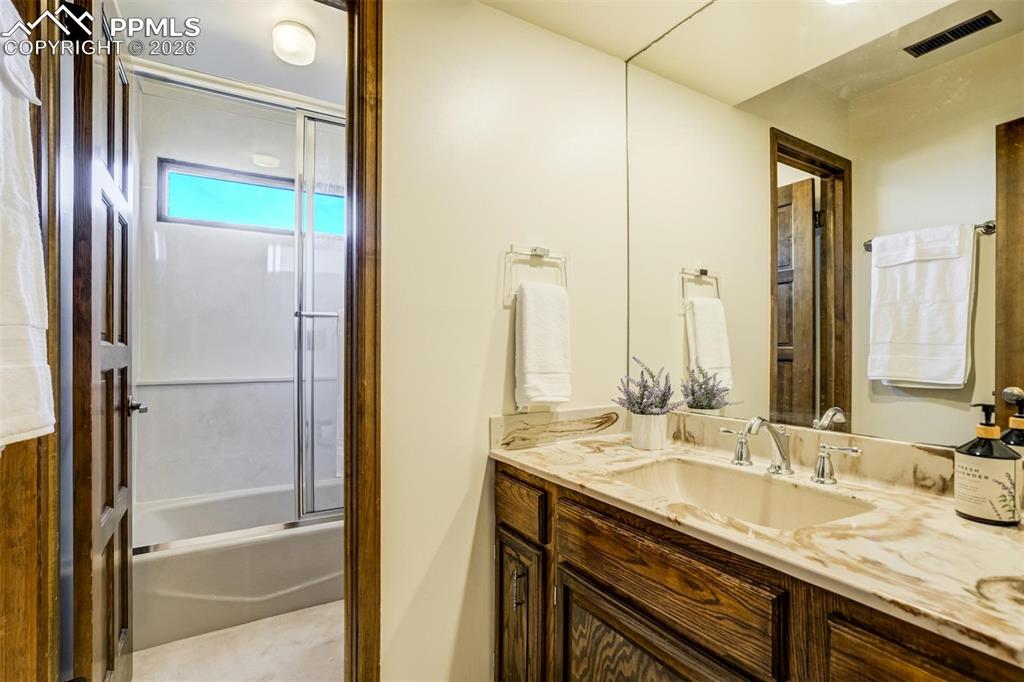 Image 36 of 45: Bathroom