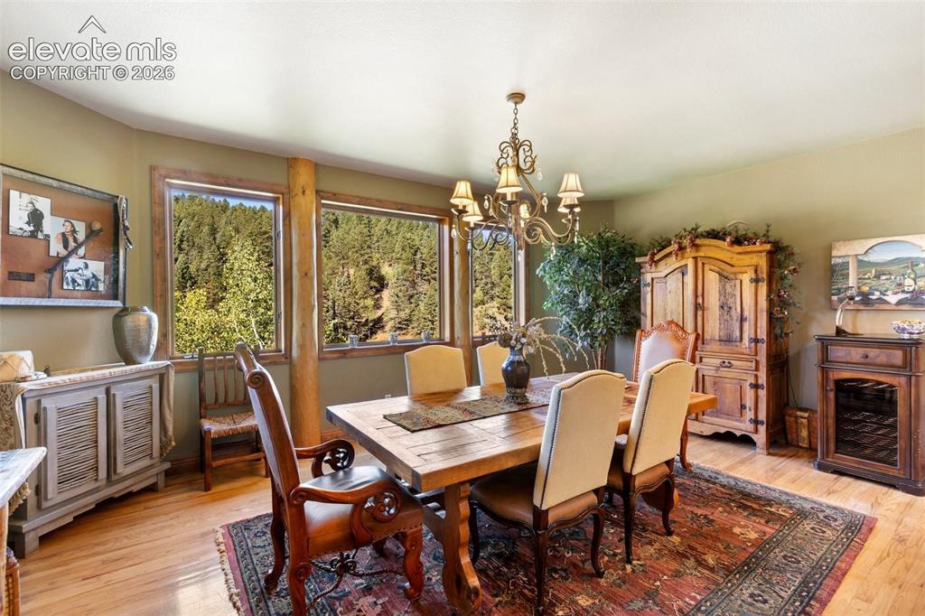 Image 18 of 50: Dining Area