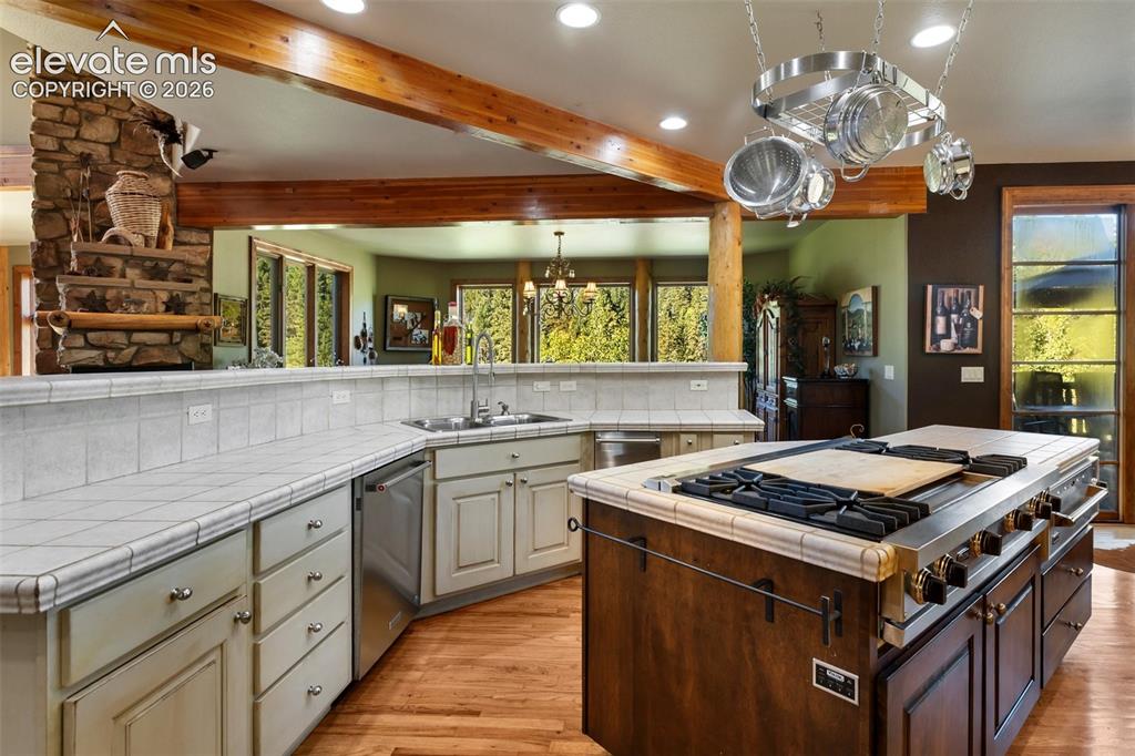 Image 26 of 50: Kitchen