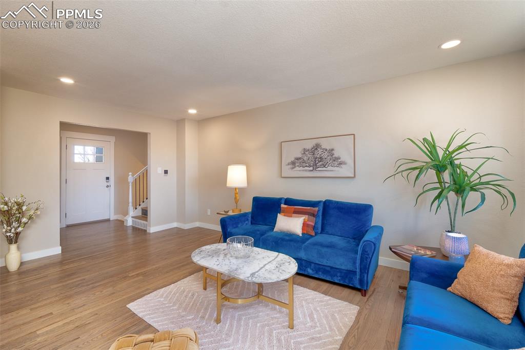 Image 23 of 50: Living Room