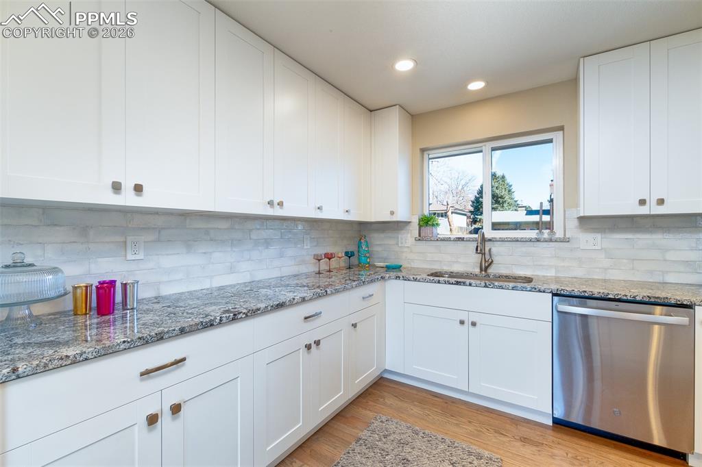 Image 30 of 50: Kitchen