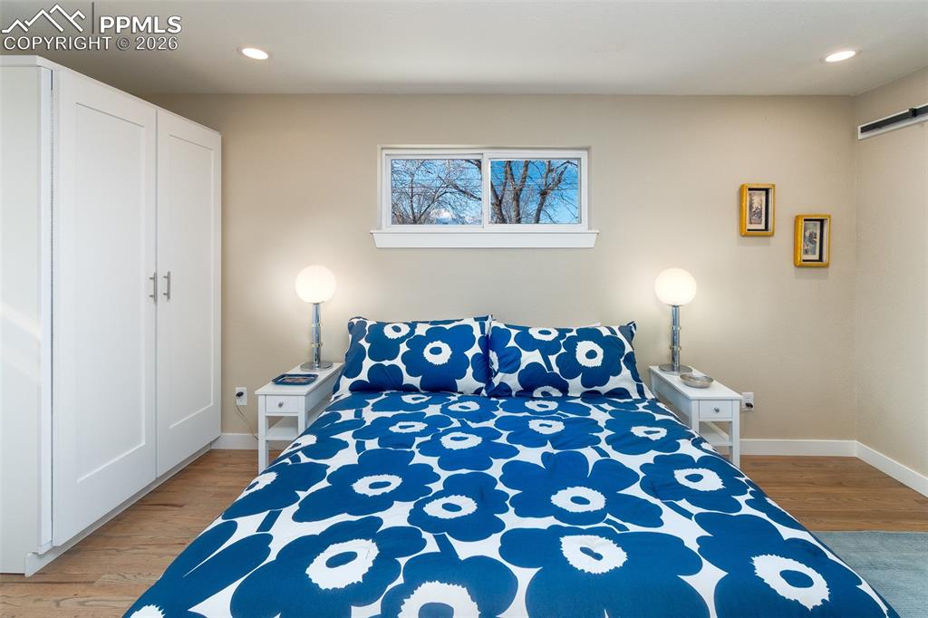 Image 35 of 50: Bedroom