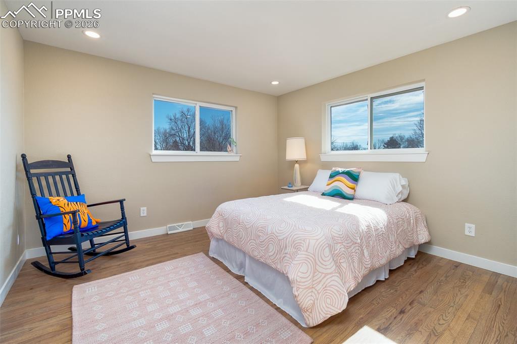 Image 40 of 50: Bedroom