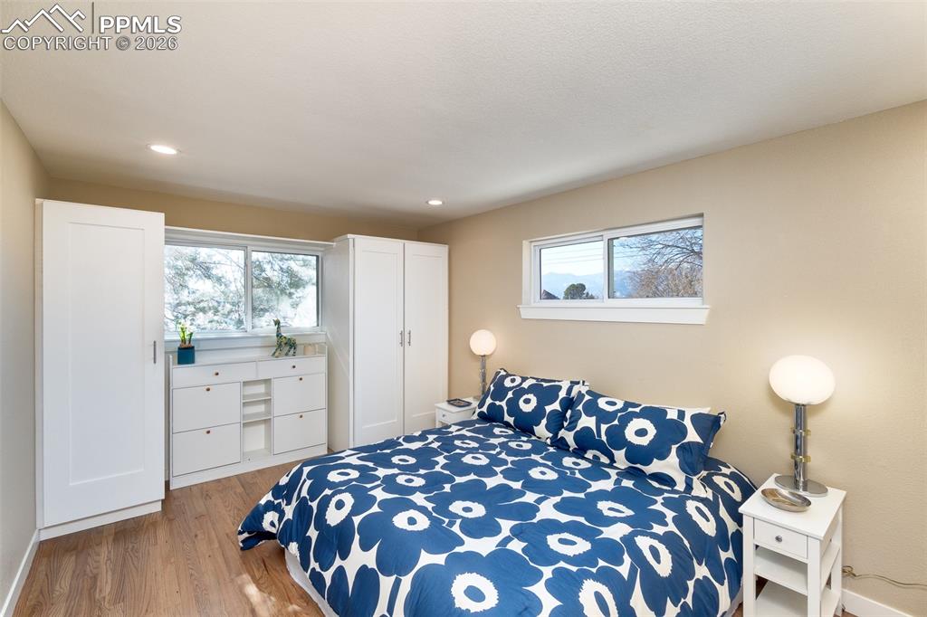 Image 5 of 50: Bedroom