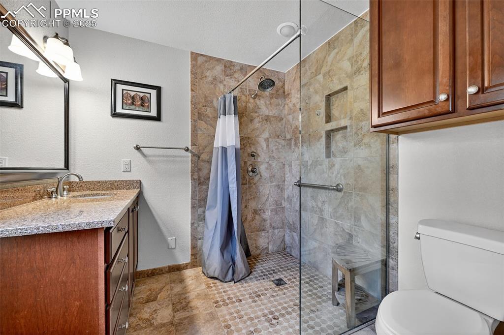 Image 12 of 25: Bathroom