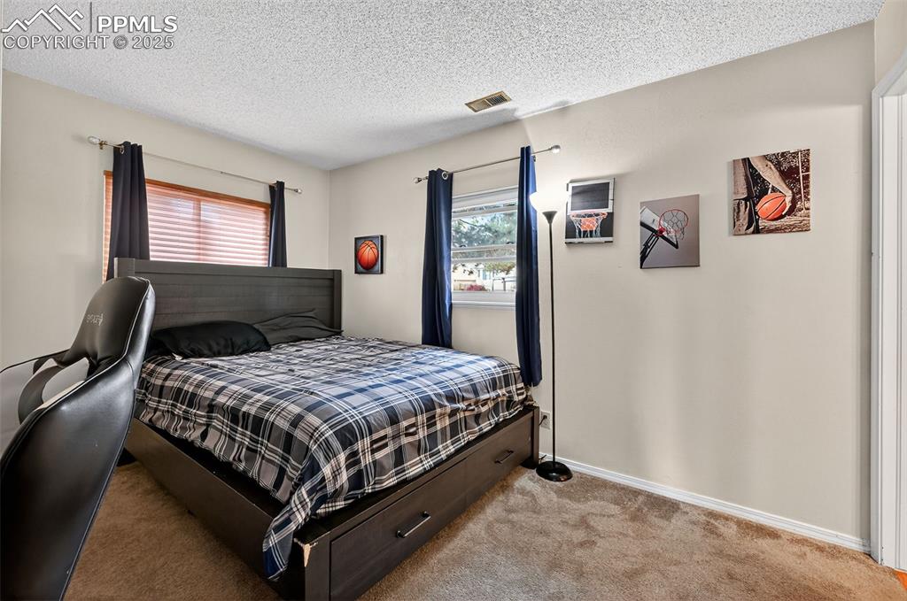 Image 19 of 25: Bedroom