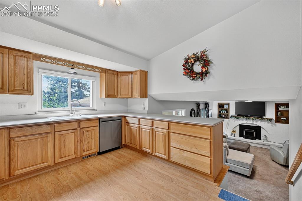 Image 7 of 25: Kitchen