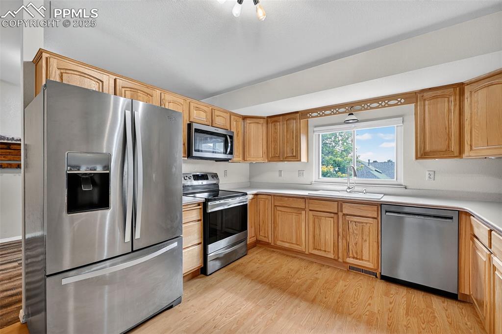 Image 8 of 25: Kitchen