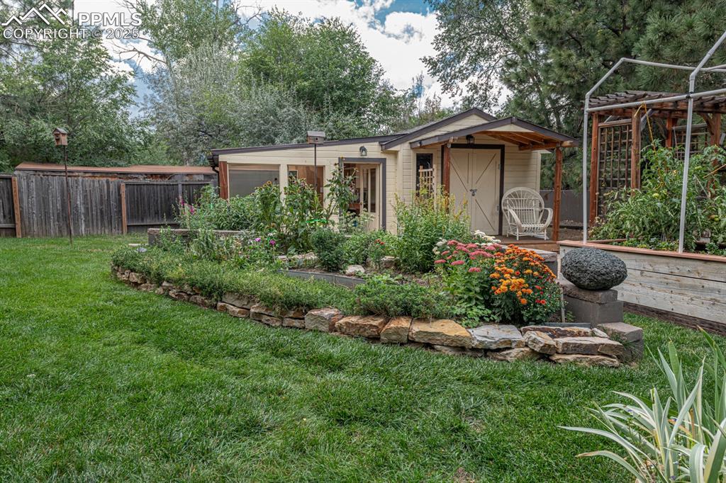 Image 23 of 49: Yard