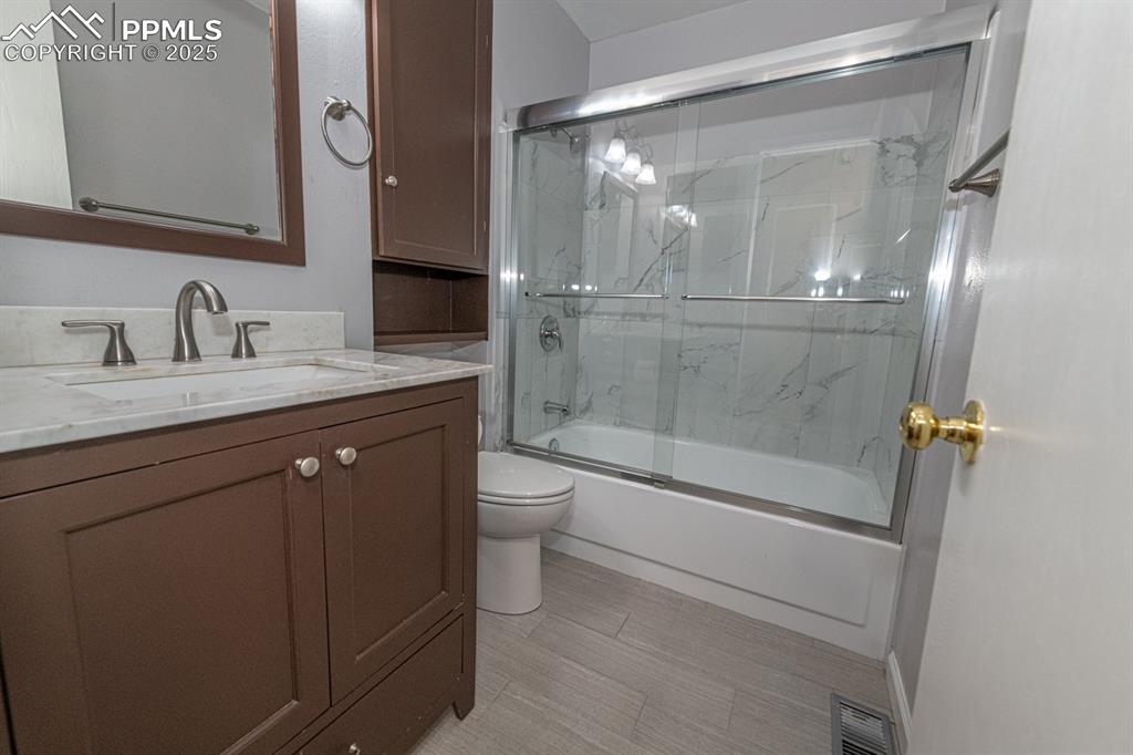 Image 27 of 49: Bathroom