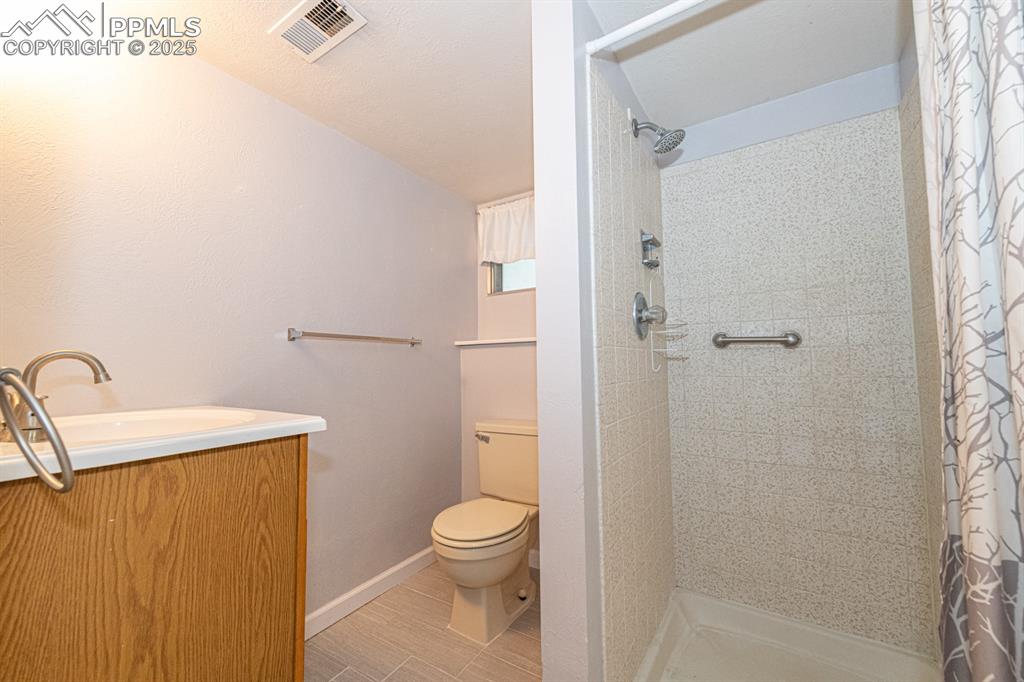 Image 36 of 49: Bathroom