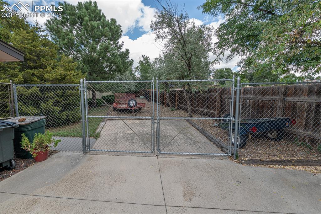 Image 47 of 49: Fence