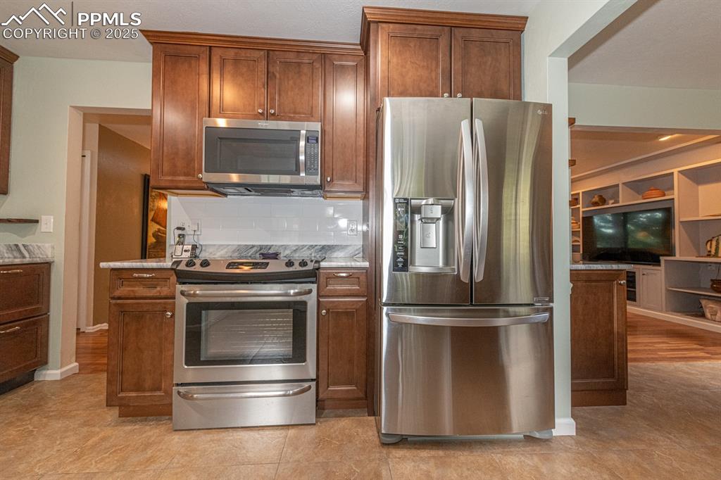 Image 5 of 49: Kitchen