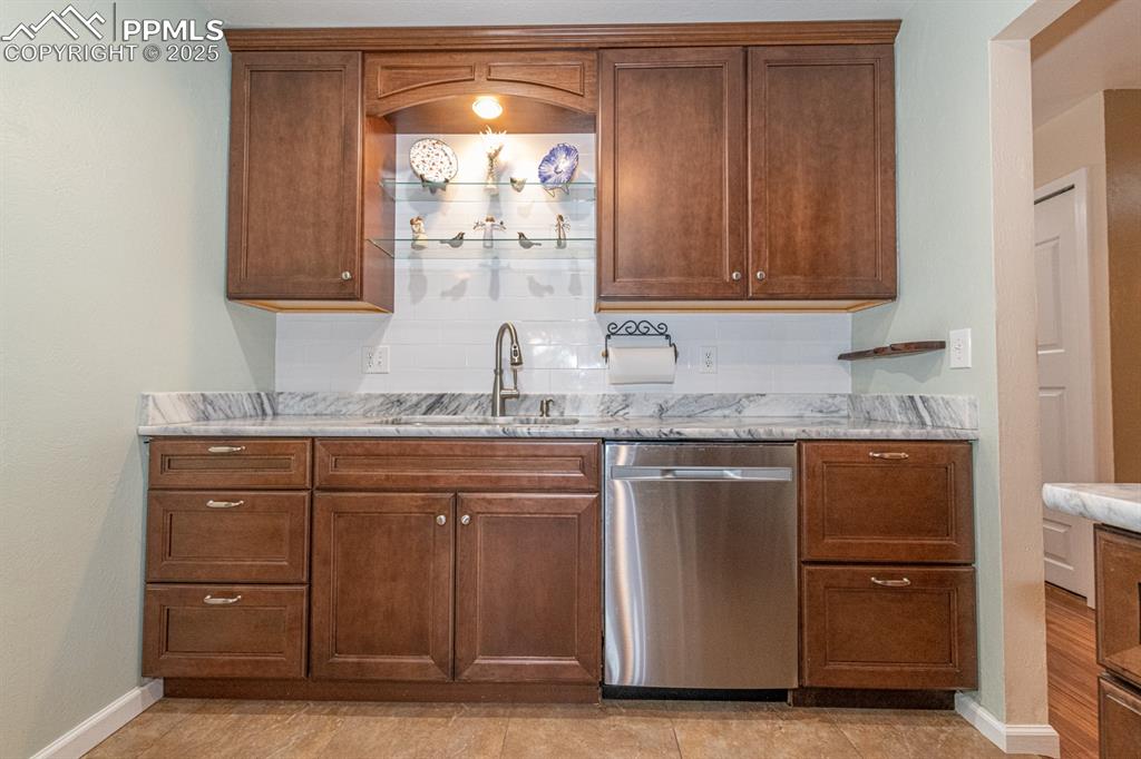 Image 7 of 49: Kitchen