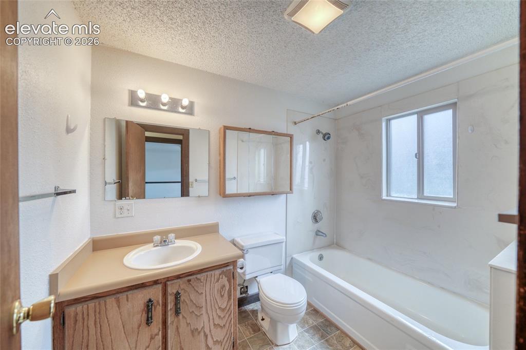 Image 21 of 48: Bathroom